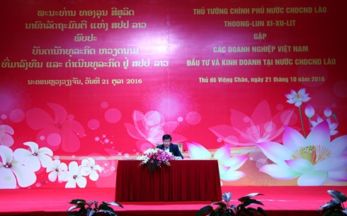 Lao PM holds first dialogue with Vietnamese businesses - ảnh 1